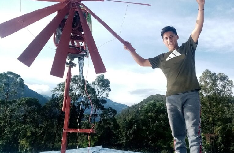 Walmer, el talento que construyó un molino de viento para generar electricidad en Huancabamba